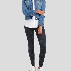 Spanx Seamless Midnight Camo Leggings Size Small